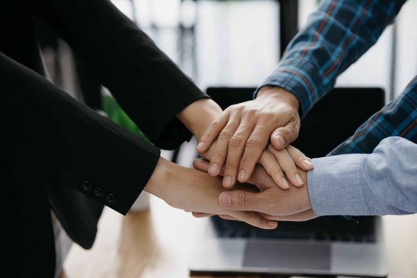 What's the Secret to Coordinating Your Eyewear with Your Outfits?